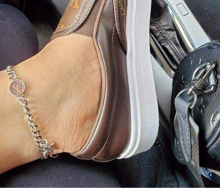 Vee anklet
