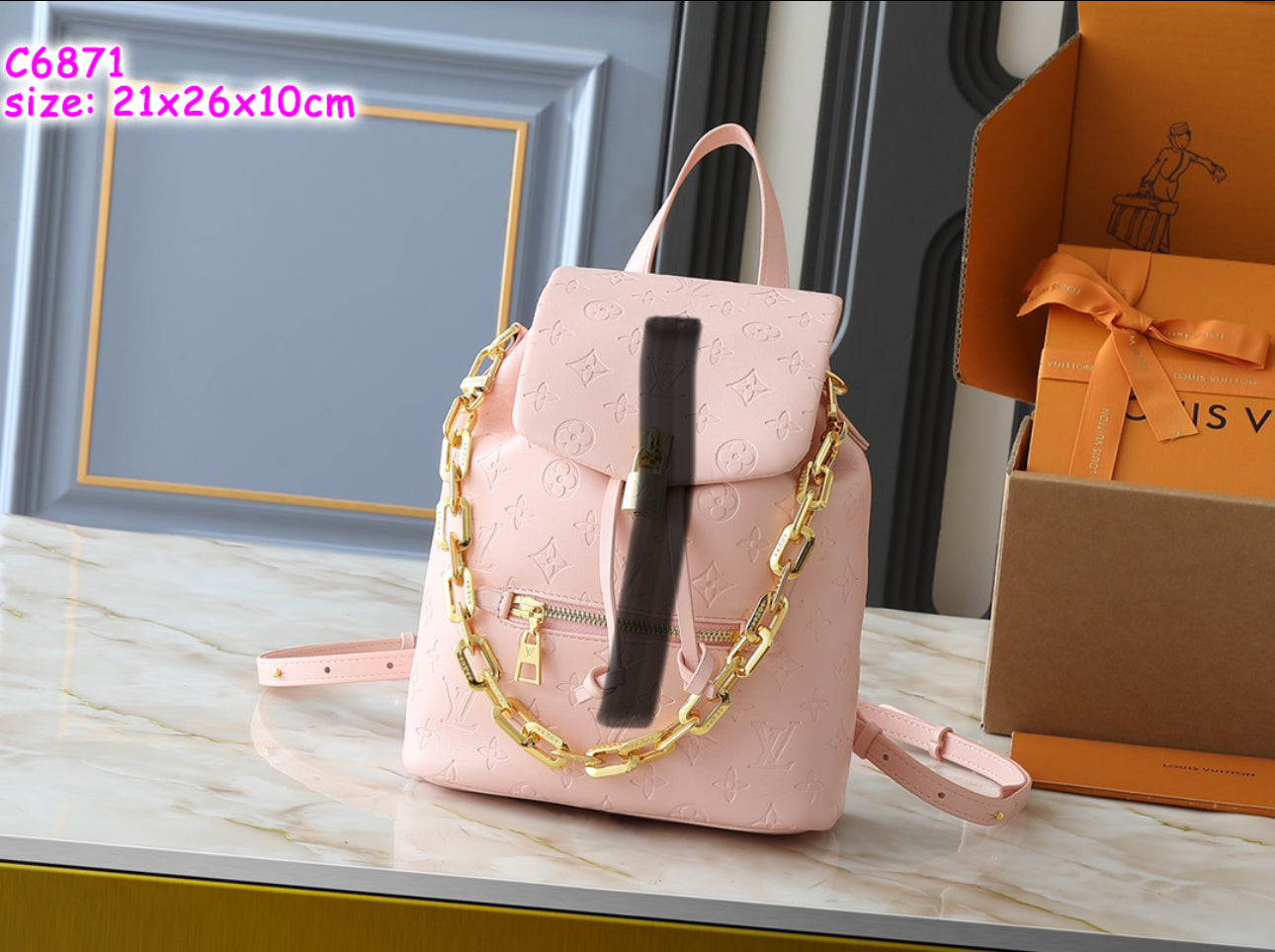 Vee backpack gold chain