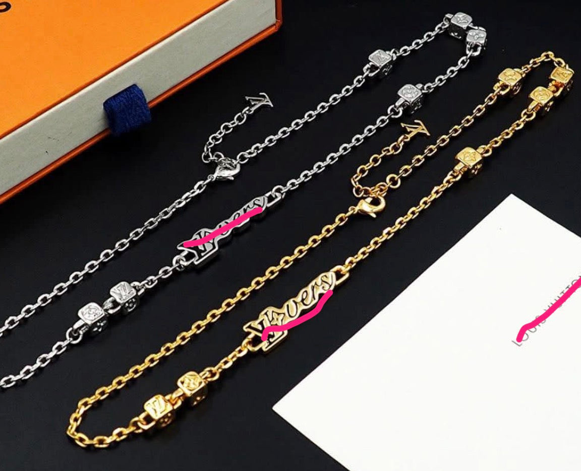 Vee lovers necklace