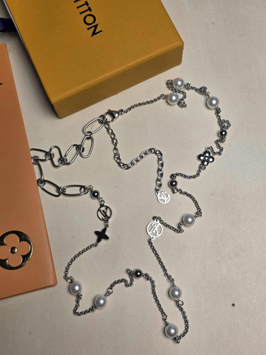 Vee necklace pearl/charm