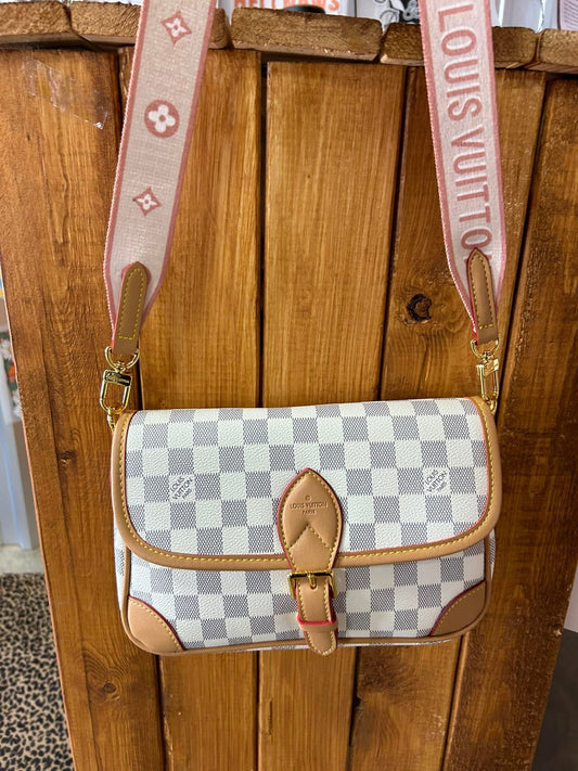 Vee white check diana {item 281}