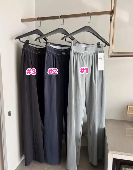 A lo sweatpants