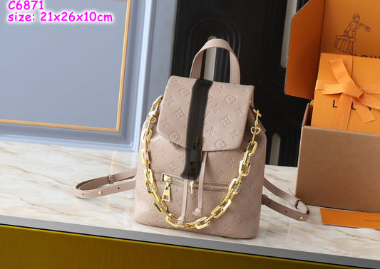 Vee backpack gold chain