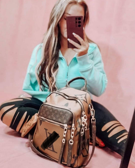 Reverse vee backpack